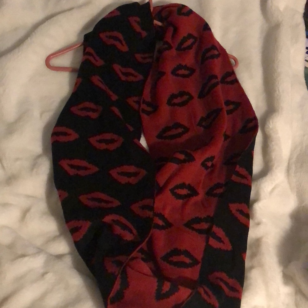 Reversible kisses scarf
